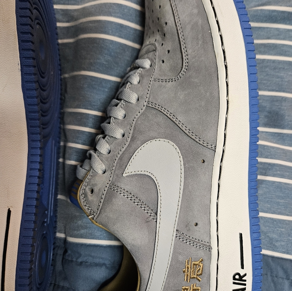 LeBron Nike shoes size 10 grey/white. Chamber of fear - Picture 7 of 12